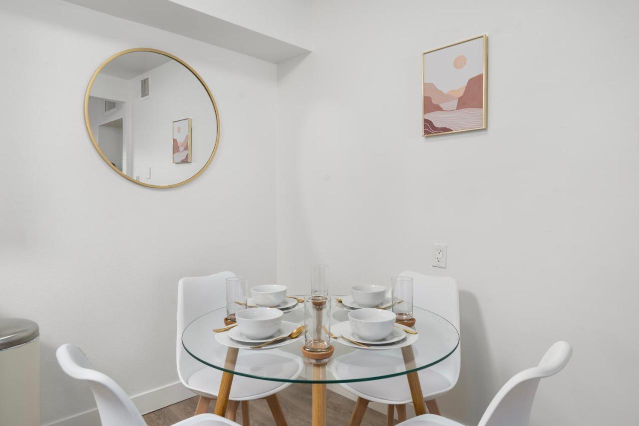 Apartemen Discover Uptown! Quiet Location & Parking & Washer Dryer *