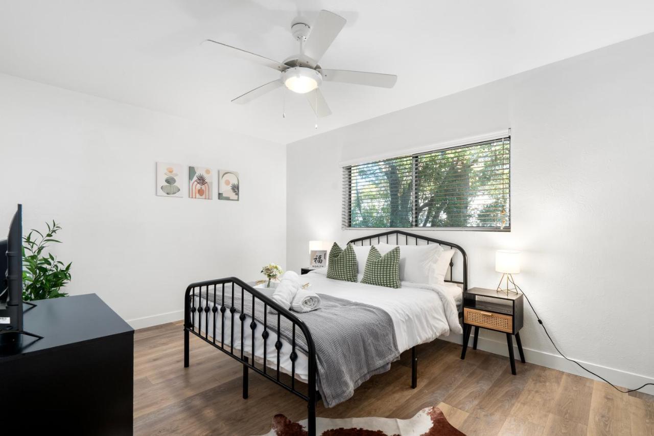 Discover Uptown! Quiet Location & Parking & Washer Dryer Apartemen