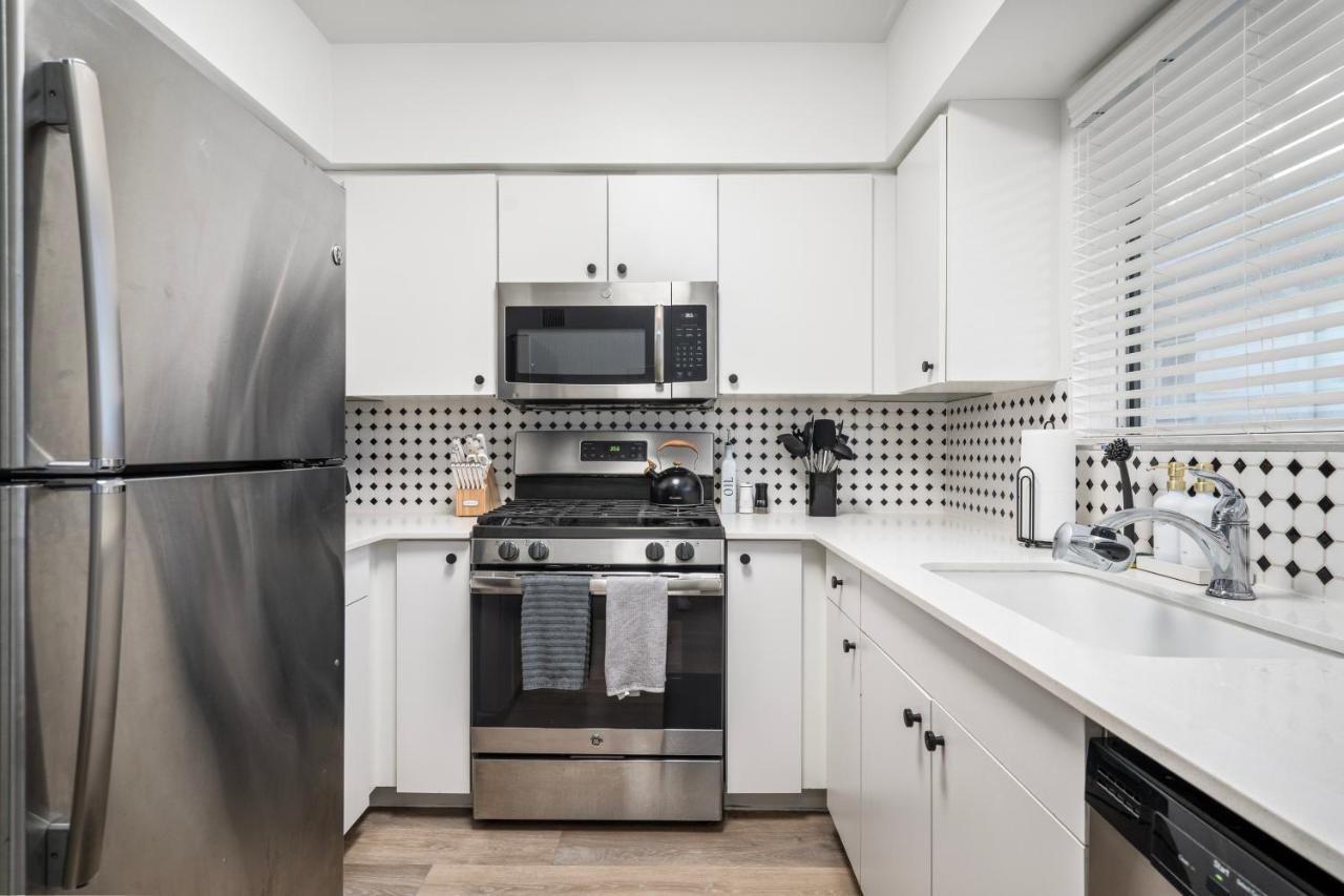 Apartemen Discover Uptown! Quiet Location & Parking & Washer Dryer *
